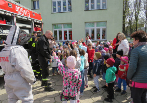 Dzieci odpowiadają na pytania strażaków.